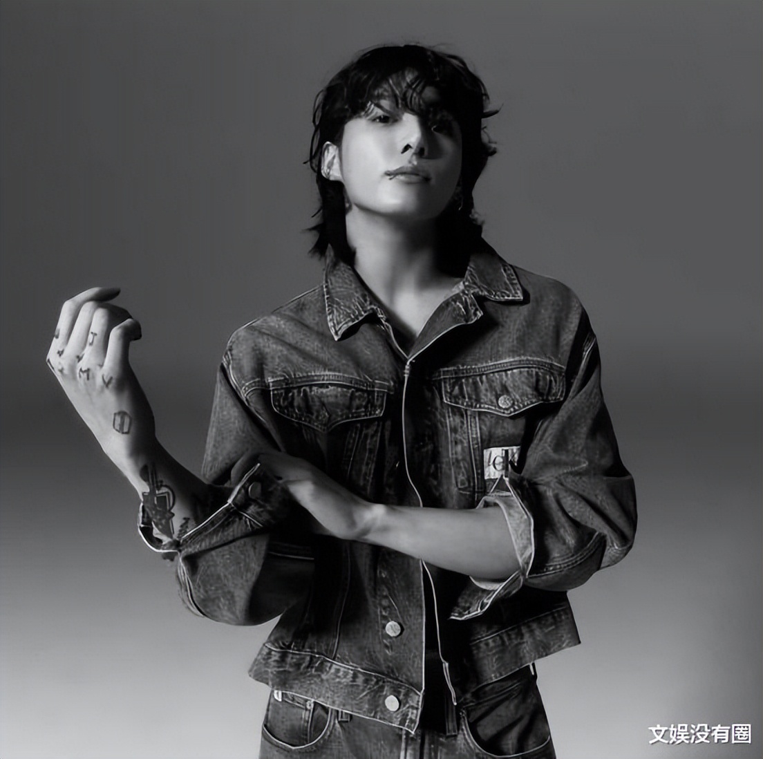 防弹少年团田柾国穿红色衣服 (防弹少年团新人王田柾国女装)