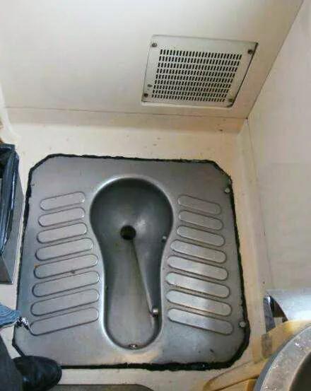 火车上排泄物对铁路影响,火车上粪便直接排到铁轨上为什么