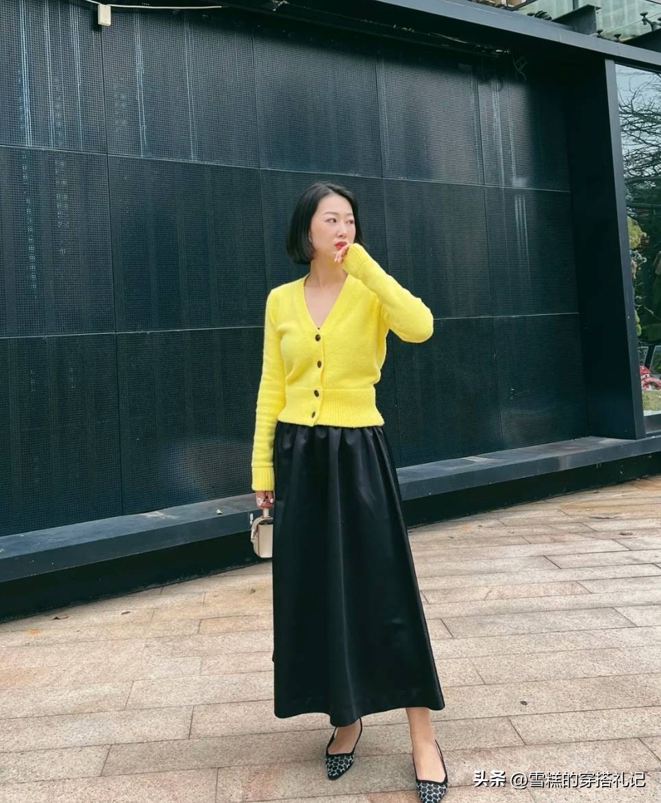 别再穿黑白灰了这样穿超级减龄,偏黑的女生穿什么风格显白