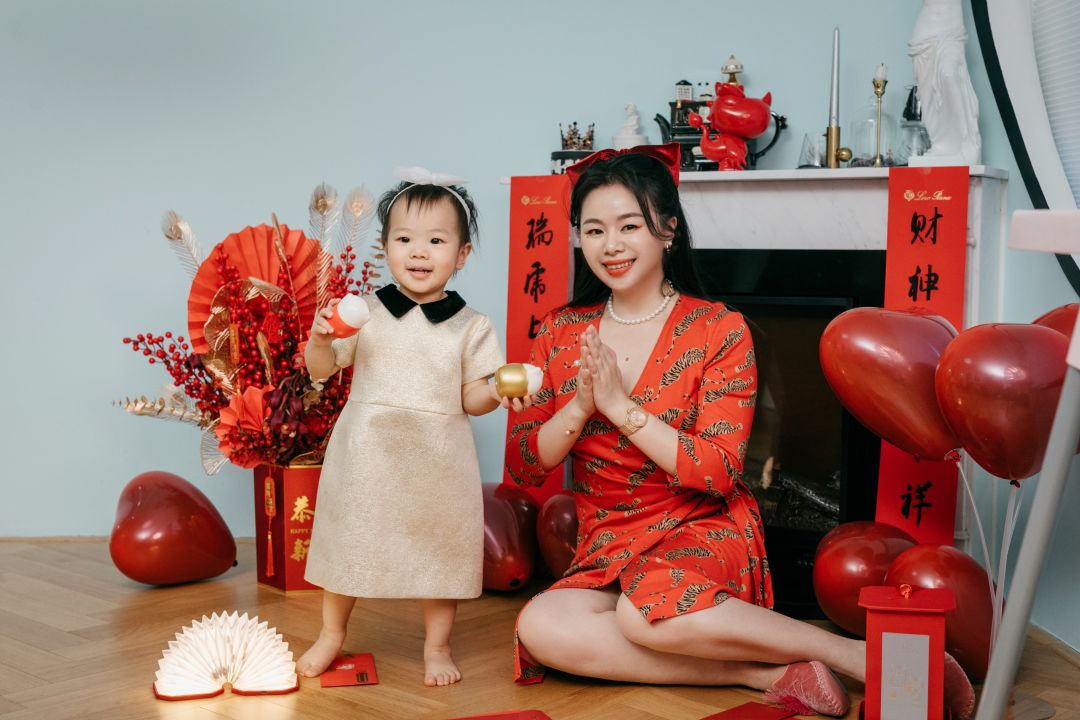 孟晚舟紫色连衣裙,孟晚舟蓝色连衣裙