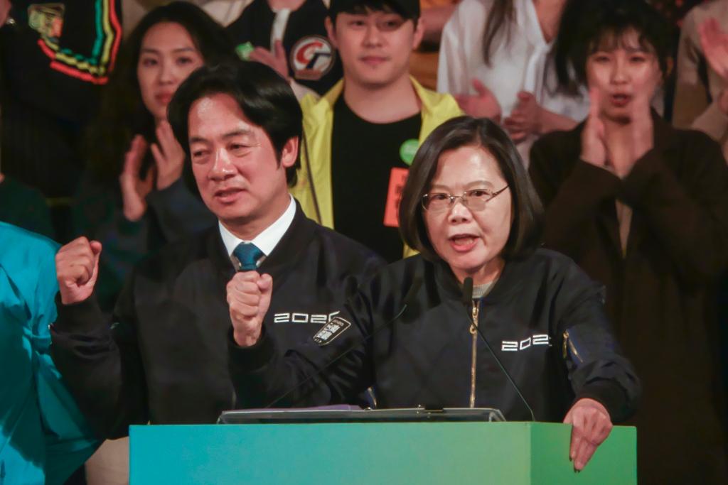 选美国还是选民心，这让蔡英文很痛苦，最新民调显示*进党民**完了