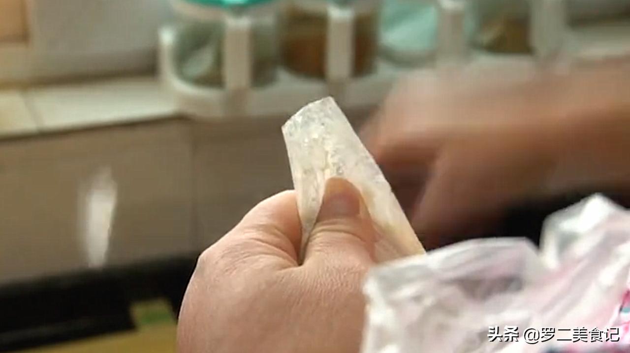 新型油条做法，全程手不沾面，筷子搅一搅，出锅蓬松又柔软，真香