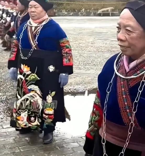 贵州千户苗寨大妈跳舞,贵州千户苗寨真实视频