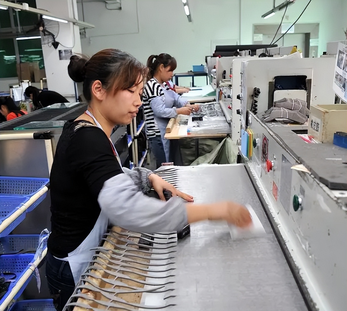 知识差距!有大学生假期涌进流水线,时薪15元!有人辅导1小时300起