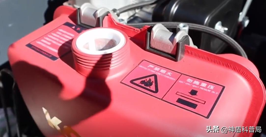 外国大爷买了一辆中国小型挖掘机,外国大爷购买中国迷你挖掘机