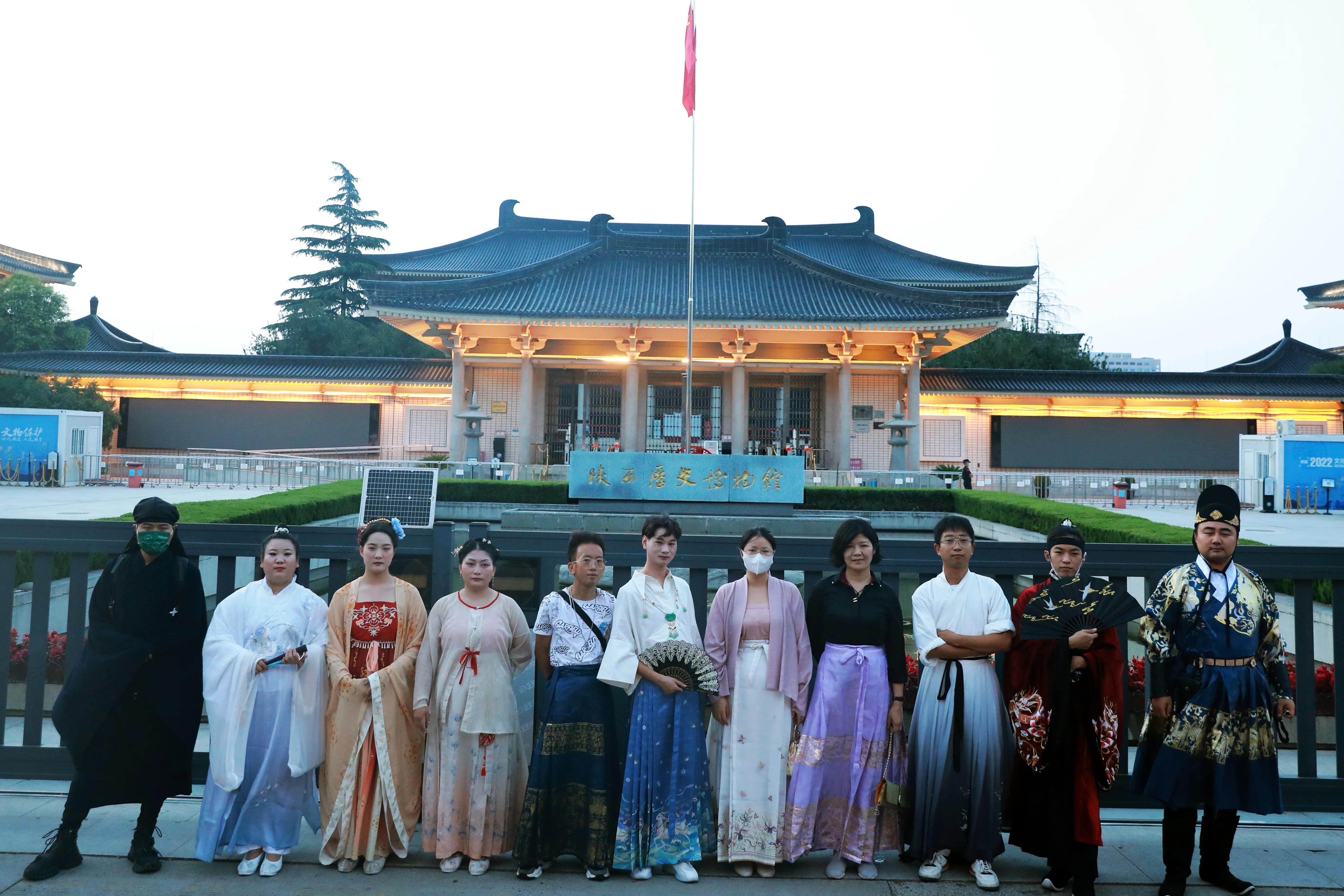 吐槽迪奥被指抄袭中国马面裙,引热议迪奥被指抄袭中国马面裙