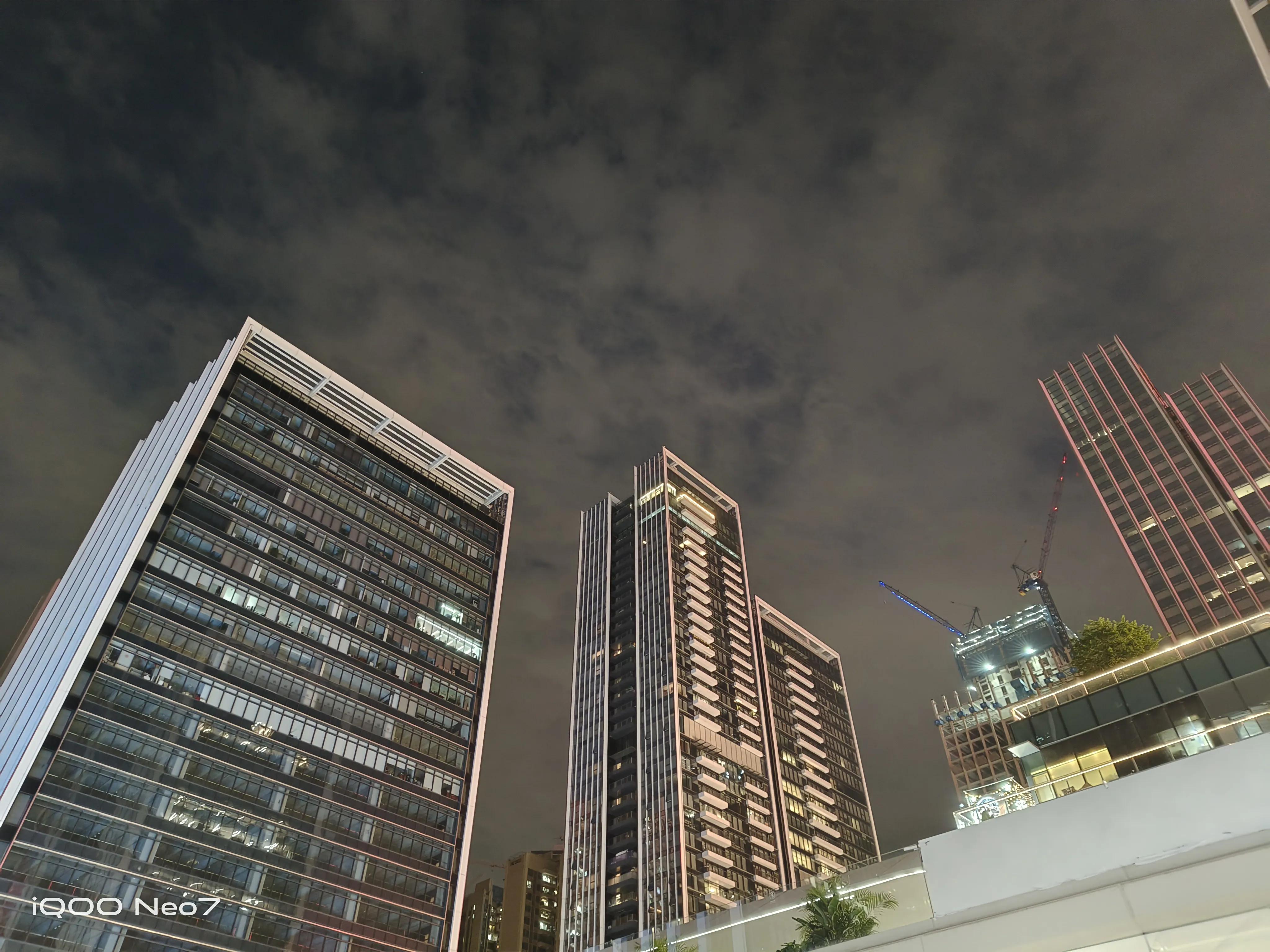 性能神机iqooneo7se,iqooneo7极速版的短板