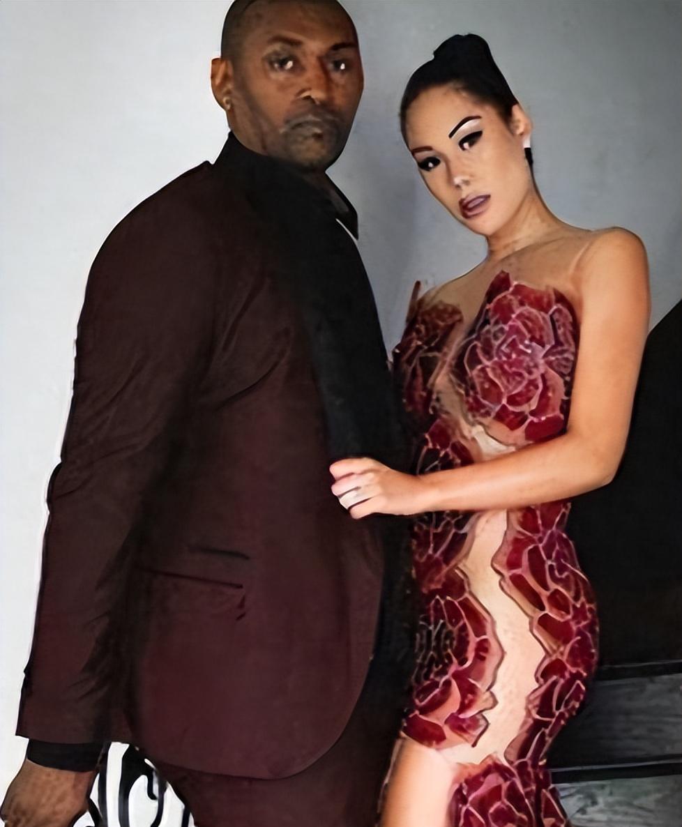 中国女歌手爱上外籍黑人,同居后被家暴至肛裂,如今40岁无人敢娶