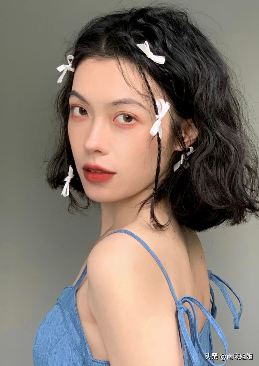 怎么扎丸子头显脸小编发,盘起来的编发显脸小丸子头