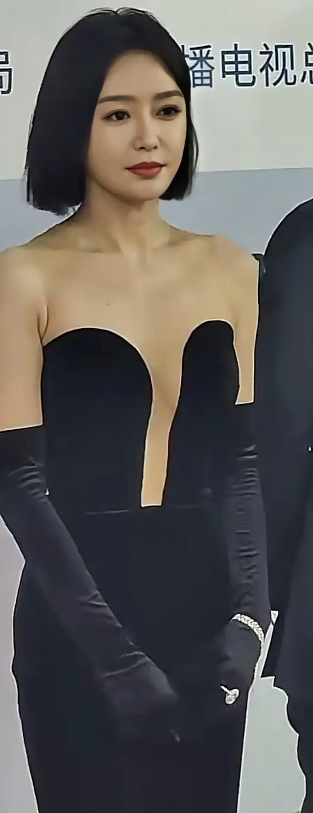 黑色衣服又简约又好看,黑色衣服显庄重而不失优雅