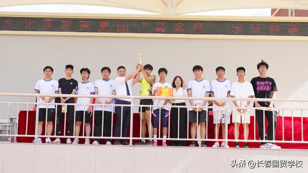 绿茵逐梦想拼搏向未来我校第一届“黄金杯”超级足球联赛圆满结束