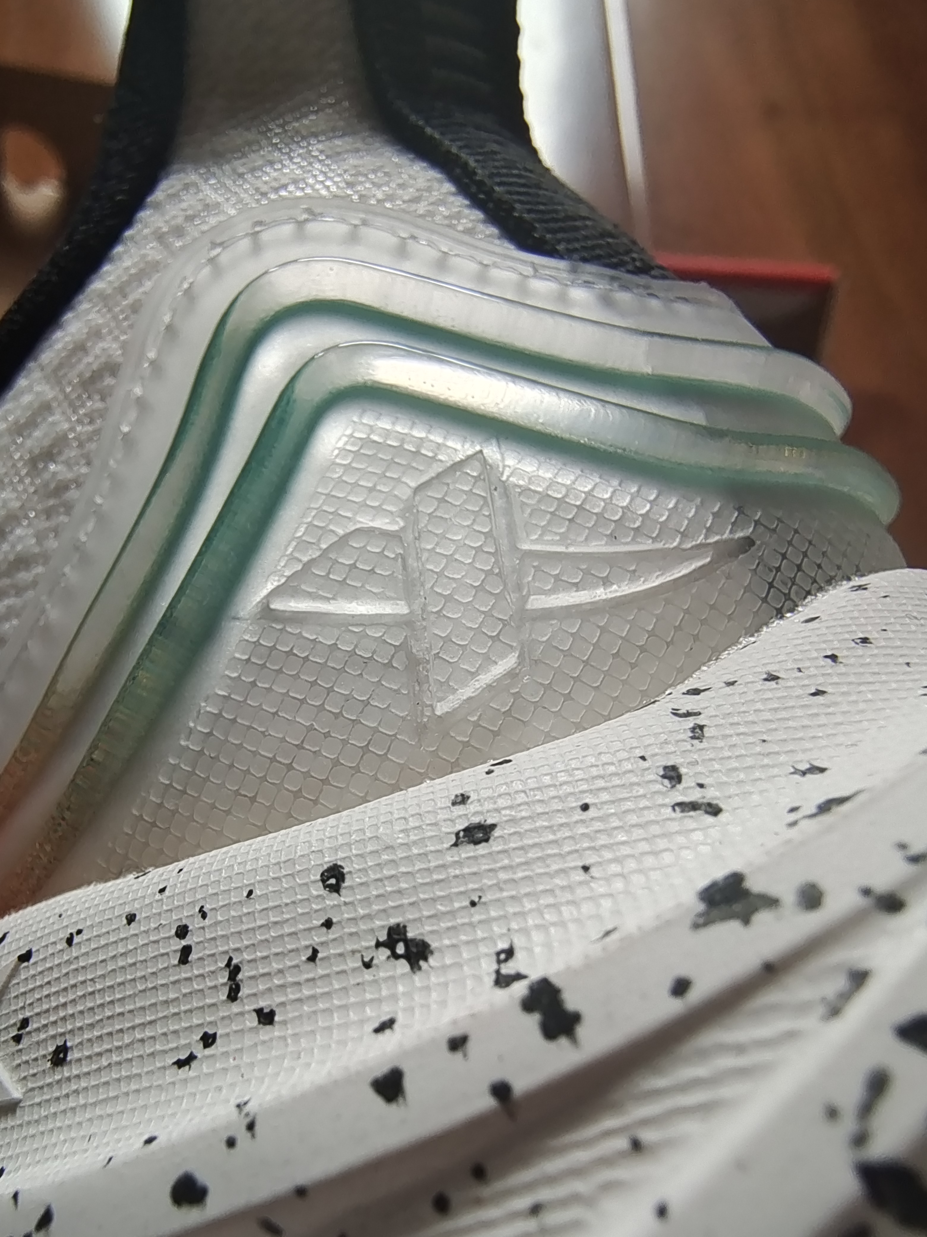 特步也崛起了！减震旋跑鞋来袭，9年结构缓震，成就夏日通勤佳品