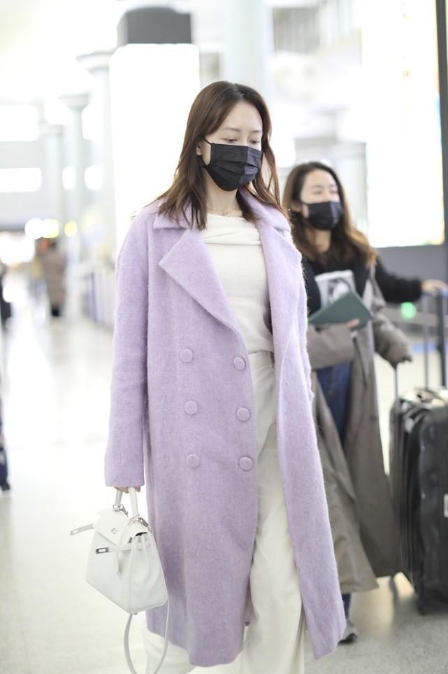 王鸥穿深绿长裙气质佳,奔四王鸥