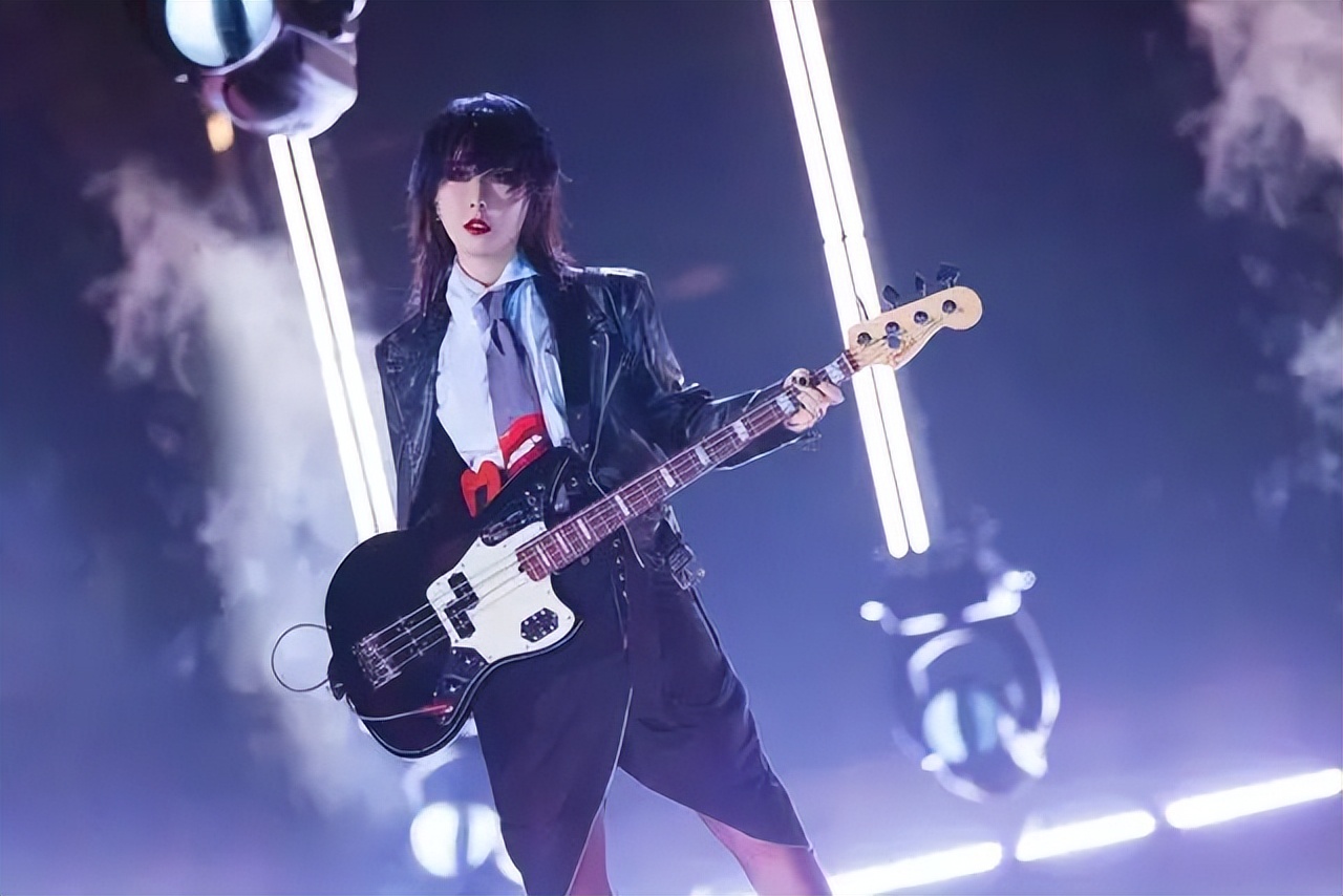 老狼贝斯手,老狼的贝斯手