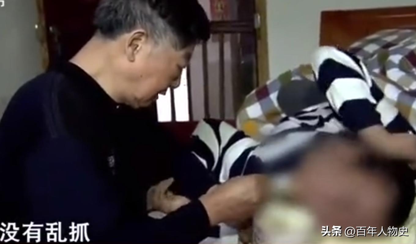 脑瘫男孩被丢给奶奶照顾,13岁孩子瘫痪在床