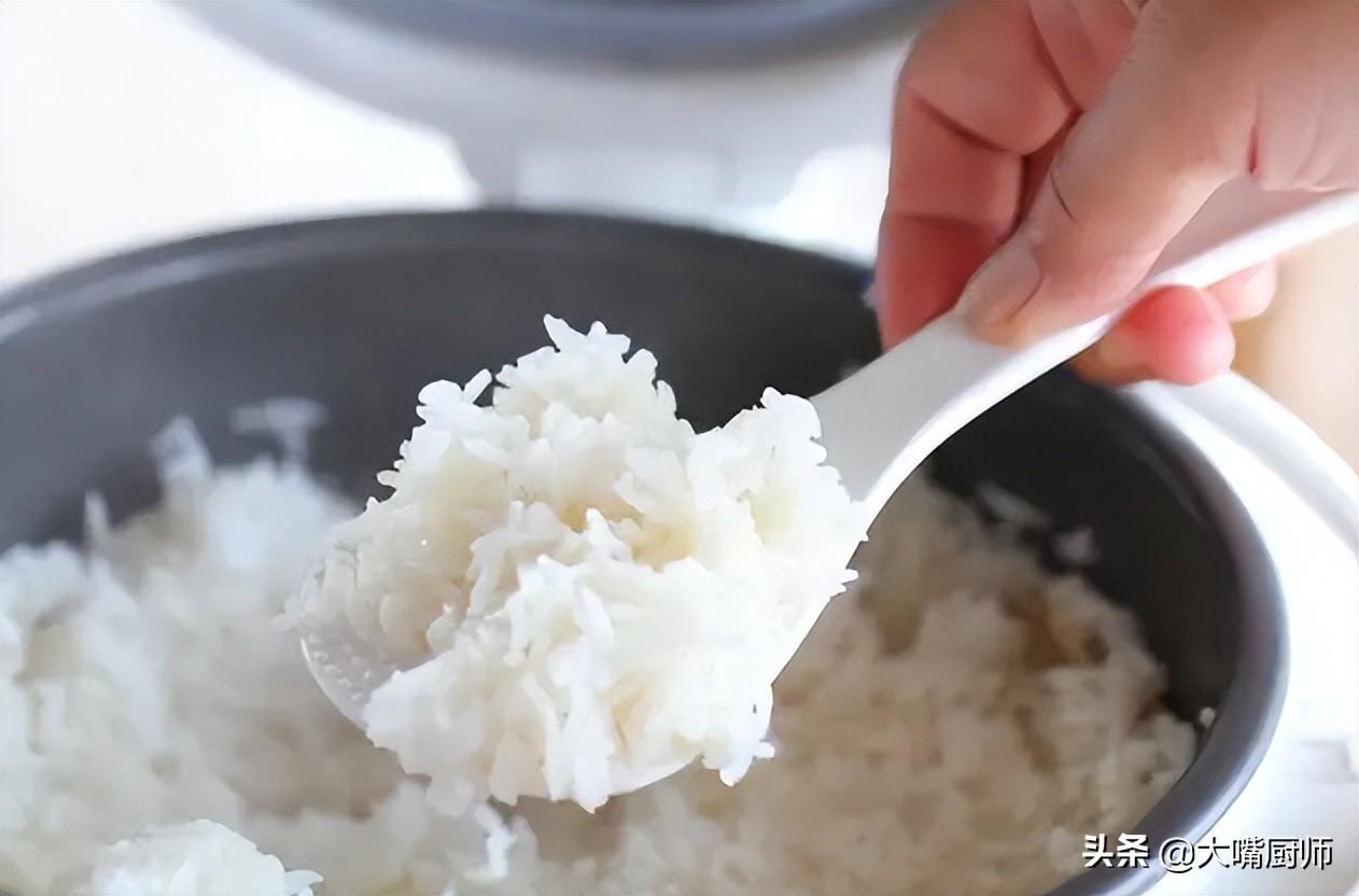 快速煮米饭小技巧图解,米饭别只加水了教你一招松软香甜