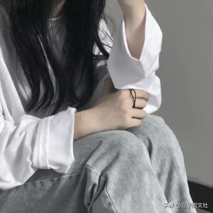 女生头像不露脸头像上有字,超火不露脸部位好看的女生头像