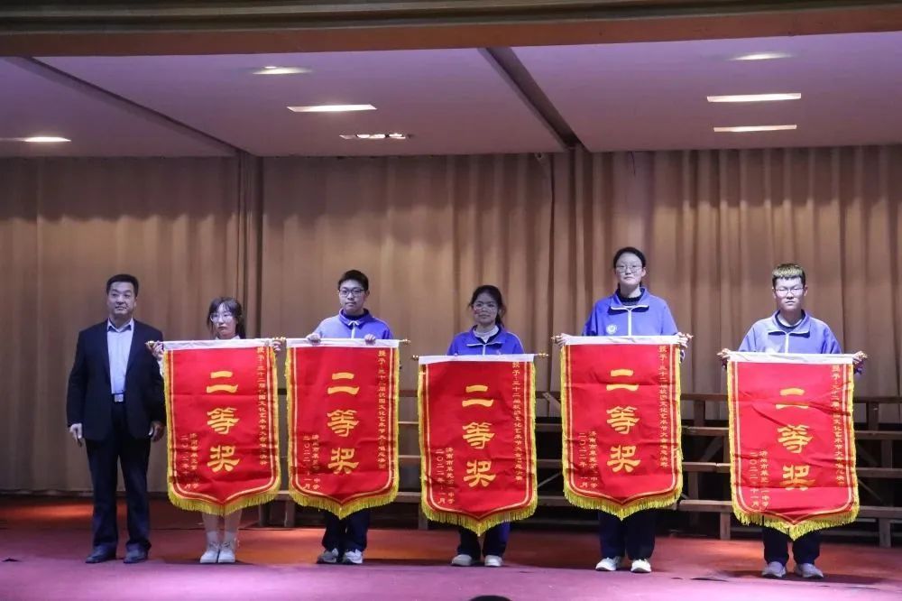 莱芜一中第30届歌手大赛,莱芜一中61级合唱比赛