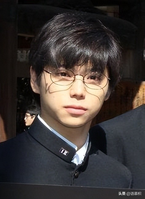 苣屋戏外是黑发大帅哥！村上虹郎浓颜系帅脸超迷人，爸妈皆是大咖