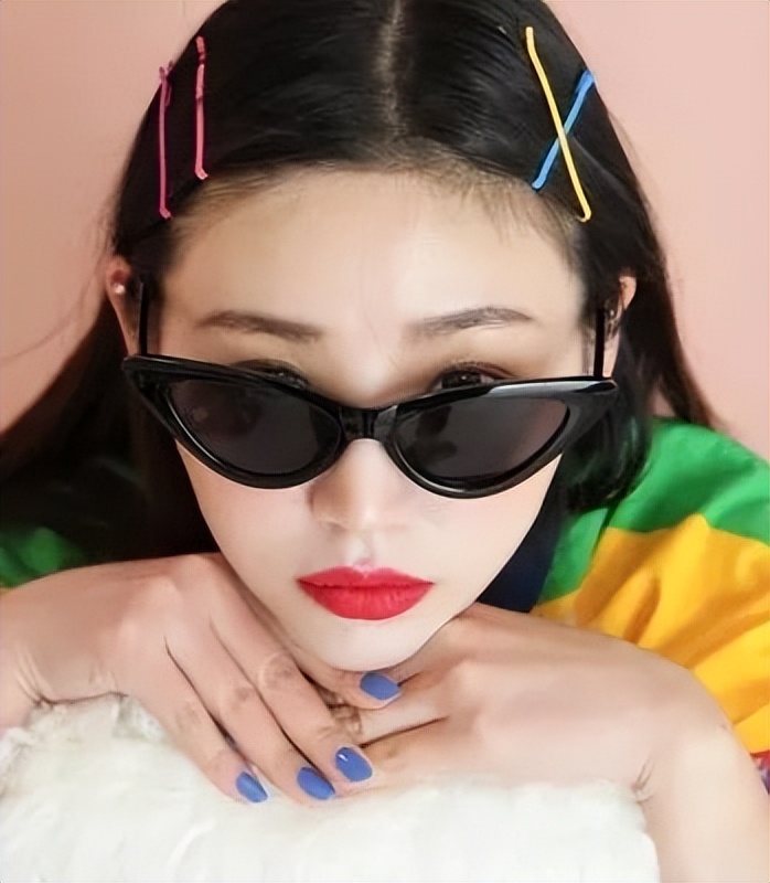 儿童用泫雅风彩色发夹怎么扎好看 (泫雅一字夹发夹佩戴方法)