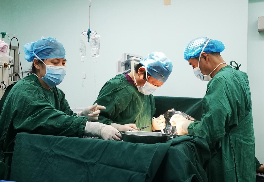 扶贫助困献爱心专家义诊送健康,帮扶义诊进基层健康服务暖人心