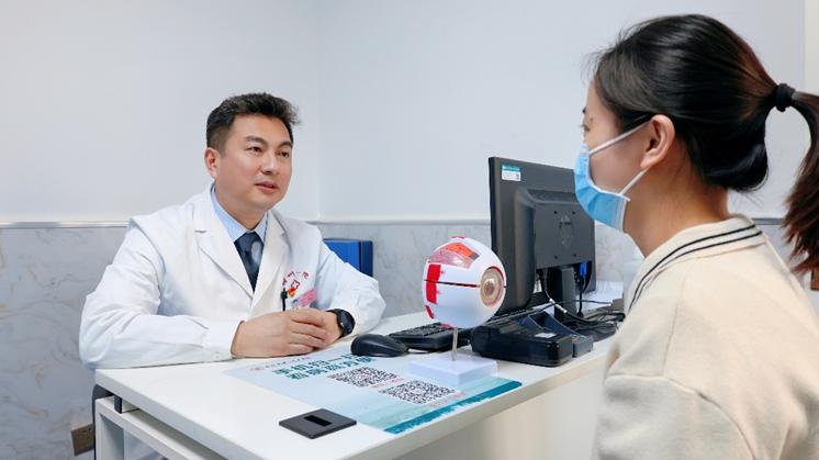 高度近视的并发症有眼底出血吗,超高度近视眼底并发症几率是多少