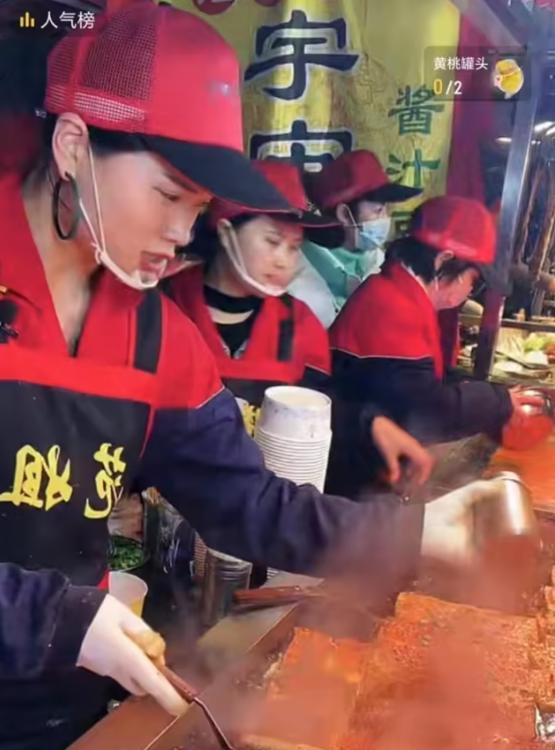 摆地摊小吃一个月能赚50000吗,20元3次夜市摆摊一晚赚一千