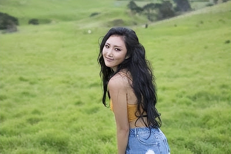 韩国女星舞台上，一摸一舔惹大祸，华莎涉演出淫乱罪被警方传唤