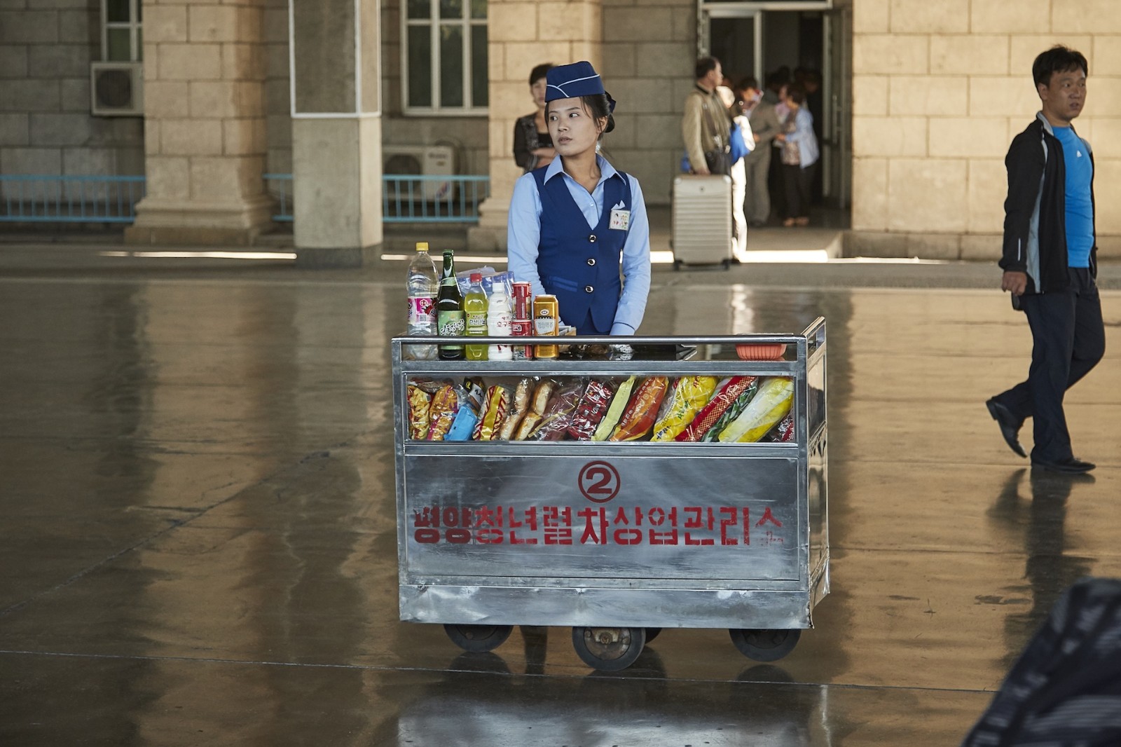 走进朝鲜，朝鲜火车站售货员长相标致，身着制服叫卖吸引乘客购买