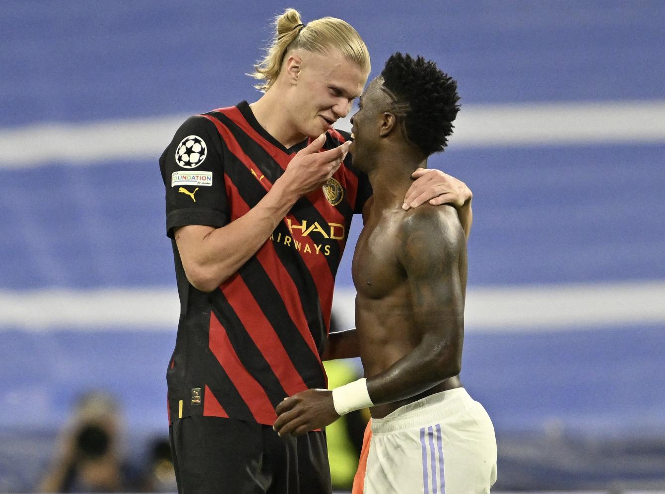 哈兰德父亲犯规视频,哈兰德爸爸被肘击