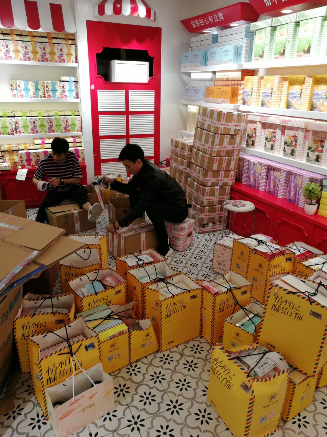 游客可以在景区卖的小商品,游客为什么在景区购买产品