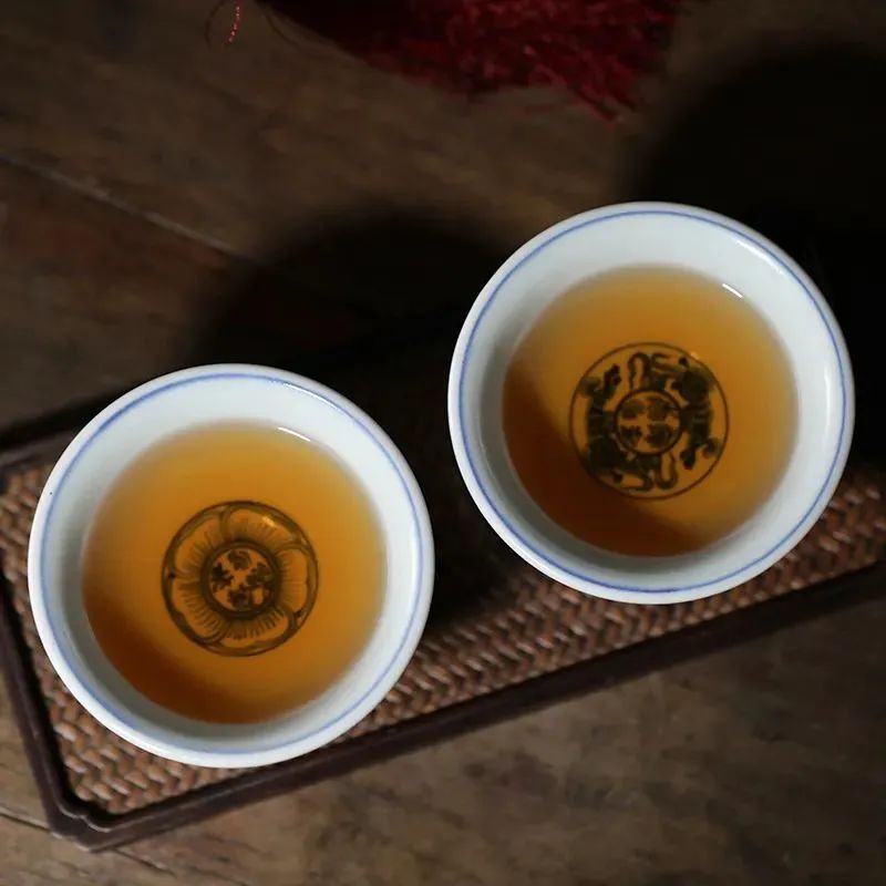 明永乐青花缠枝莲压手杯,宣统官窑青花压手杯价值