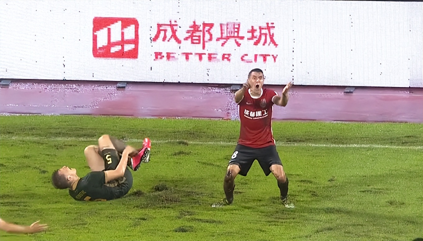 中超金哨5次关键判罚惹争议,中超再现奇葩视频裁判都被逗笑了