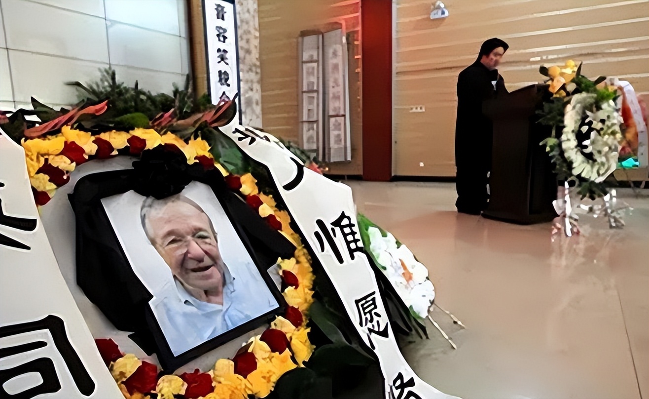 中国小伙为报答英国孤寡房东,中国小伙为瑞士房东养老送终