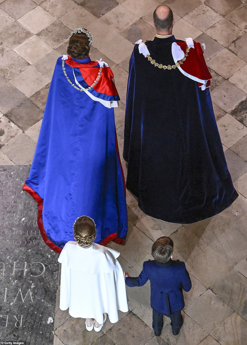 凯特王妃终于放开手脚，戴万元珠宝出席音乐会，夏洛特穿白裙好靓