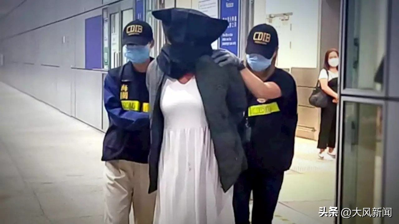 加拿大64岁老妪香港贩毒被捕：自称陷网恋*局骗**，男友送8件连衣裙扣子里藏*卡因可**，海关：连衣裙纽扣贩毒罕见