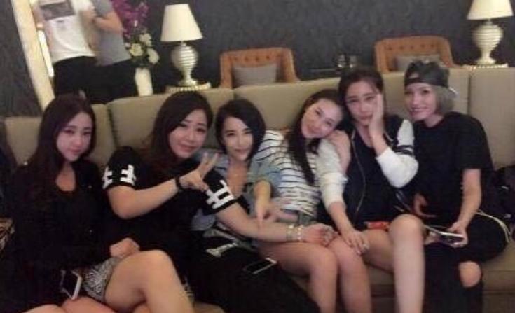 潘玮柏带妻子现身南京看房,潘玮柏在中国什么地方有房