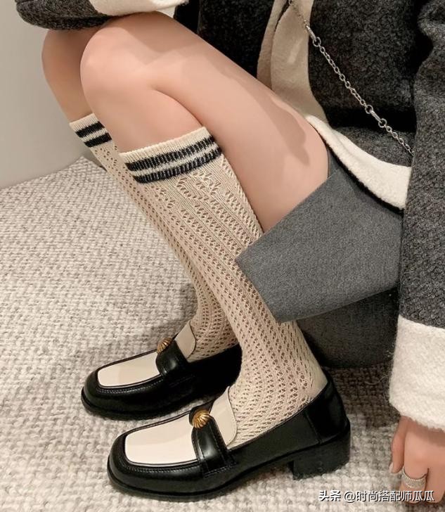 扔掉你的小白鞋吧,过时了!满街都是“乐福鞋+短袜”,特洋气