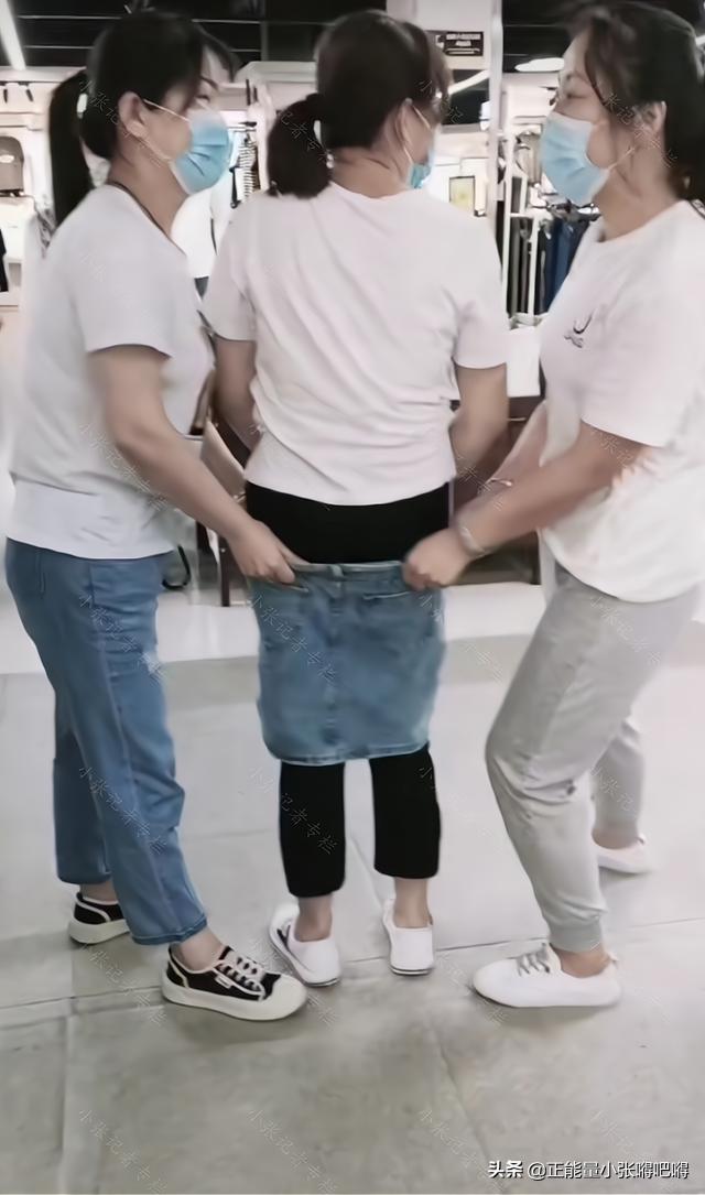 女子试穿包臀裙第二天退换被拒,女士包臀裙试穿