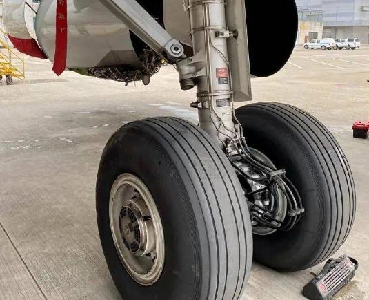 飞机在地上跑,飞机走的时候轮子有驱动吗