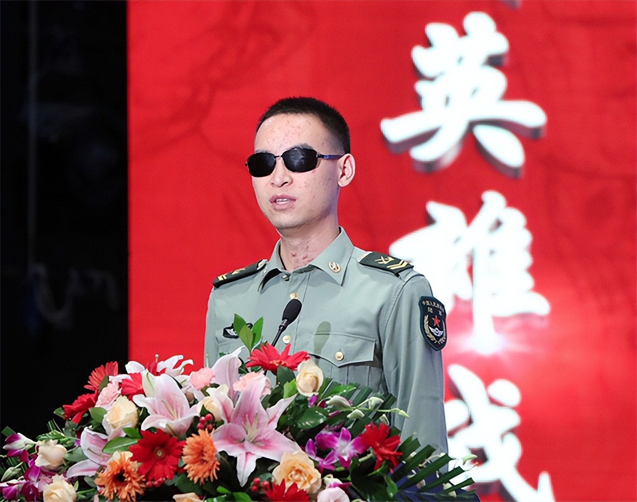 中国排雷英雄杜富国授勋仪式,排雷英雄杜富国八一勋章视频