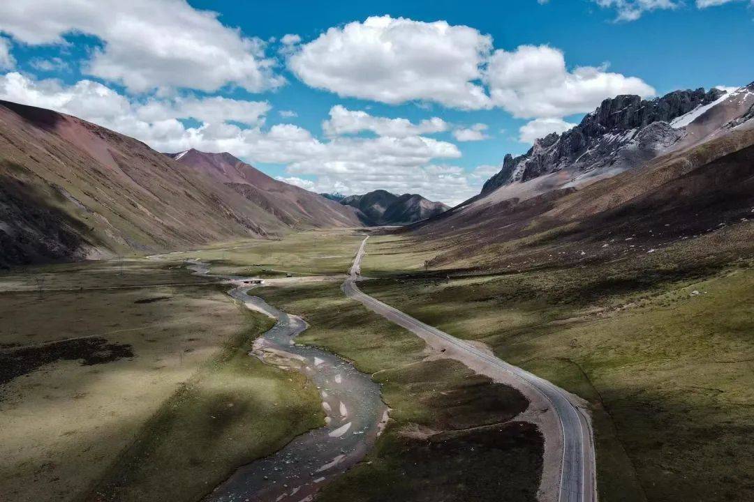 雪山下的某个小镇,雪山下的梦幻球场