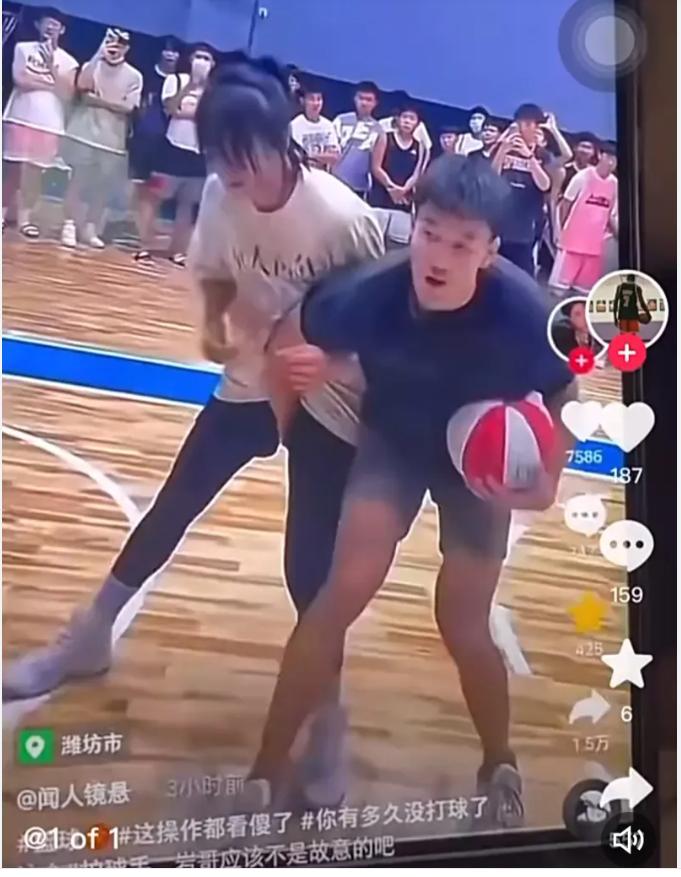 辣眼睛!野球场出现猥亵动作