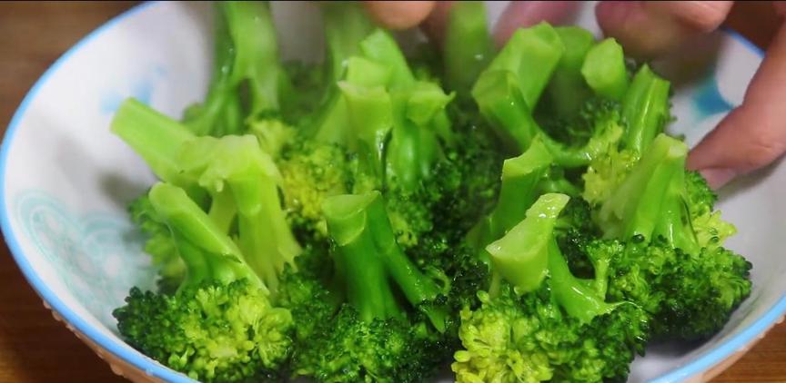 失眠多是肝火盛！建议中老年人，多吃3样青菜，降肝火，助睡眠