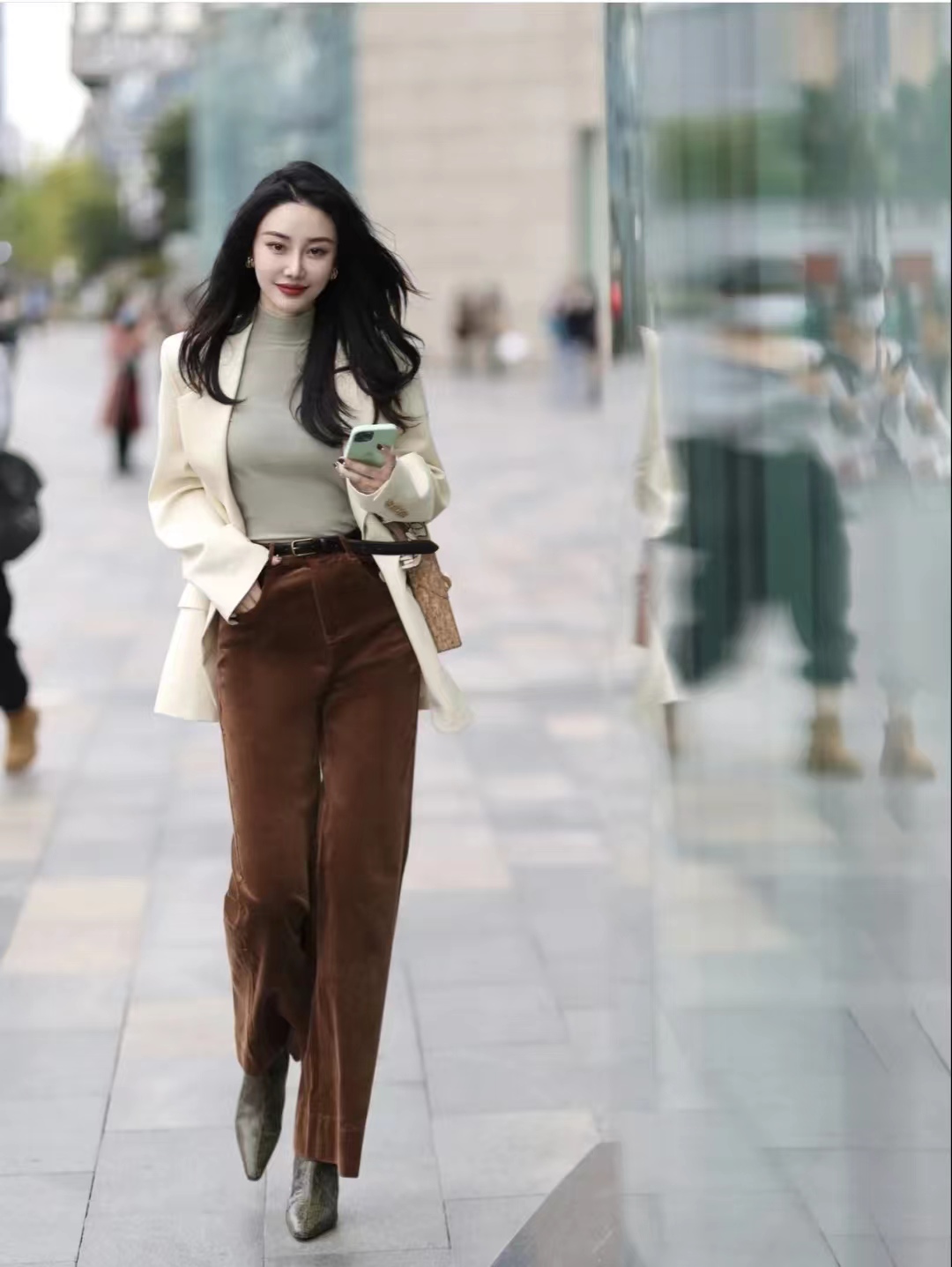 灯芯绒裤子冬季搭配高跟鞋好吗,灰色灯芯绒裤子搭配什么颜色上衣