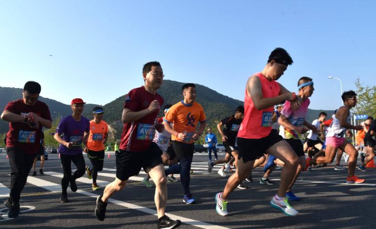 凭初中学历54岁保安写出40万字小说，被选入“中国当地文学库”！