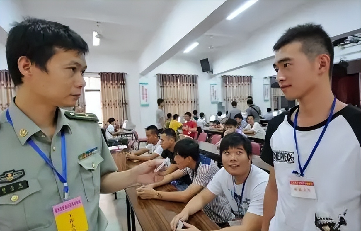 在校大学生当兵和高中毕业生区别,上大学期间当兵和毕业当兵的区别