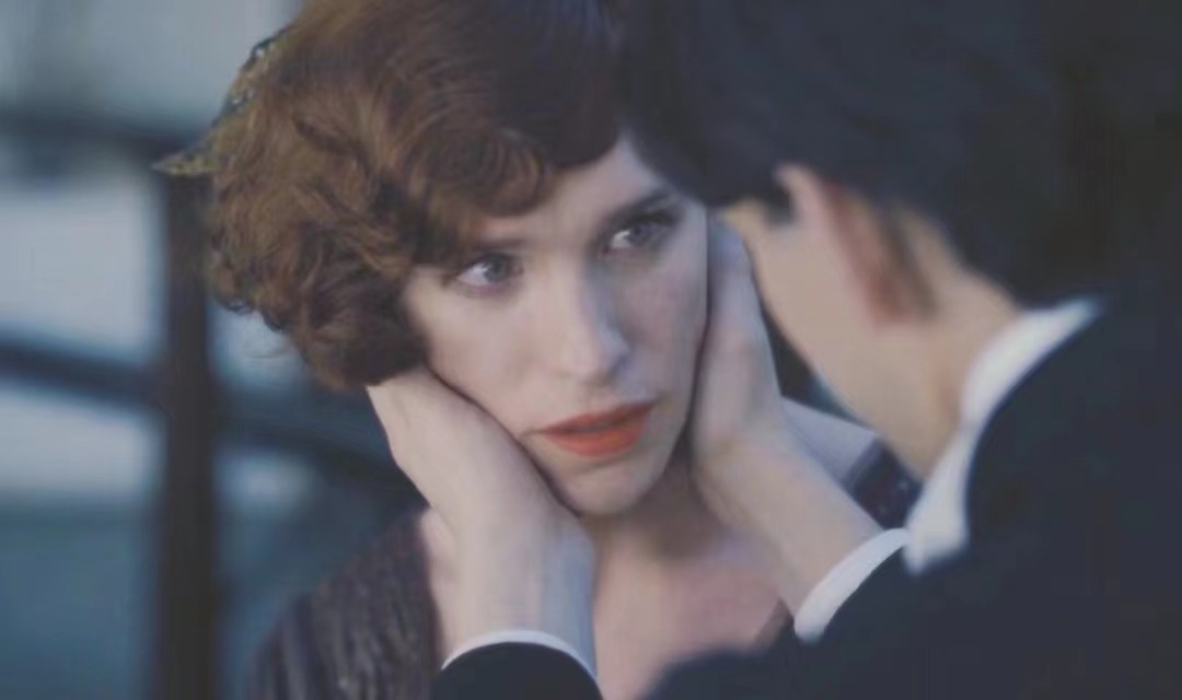 美国影片《丹麦女孩》中采用标新立异的主题有什么作用？