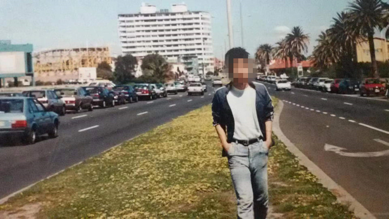 男子换锁进入父母姐妹家，被判拘役5个月，自称留学时曾汇数十万给家人让帮忙购房炒股被转移财产，父亲否认