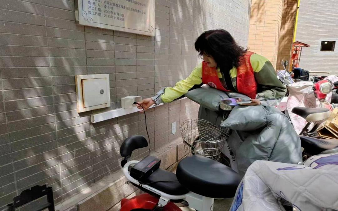 电动自行车锂电池的充电方法,电动自行车充电先插哪头合适